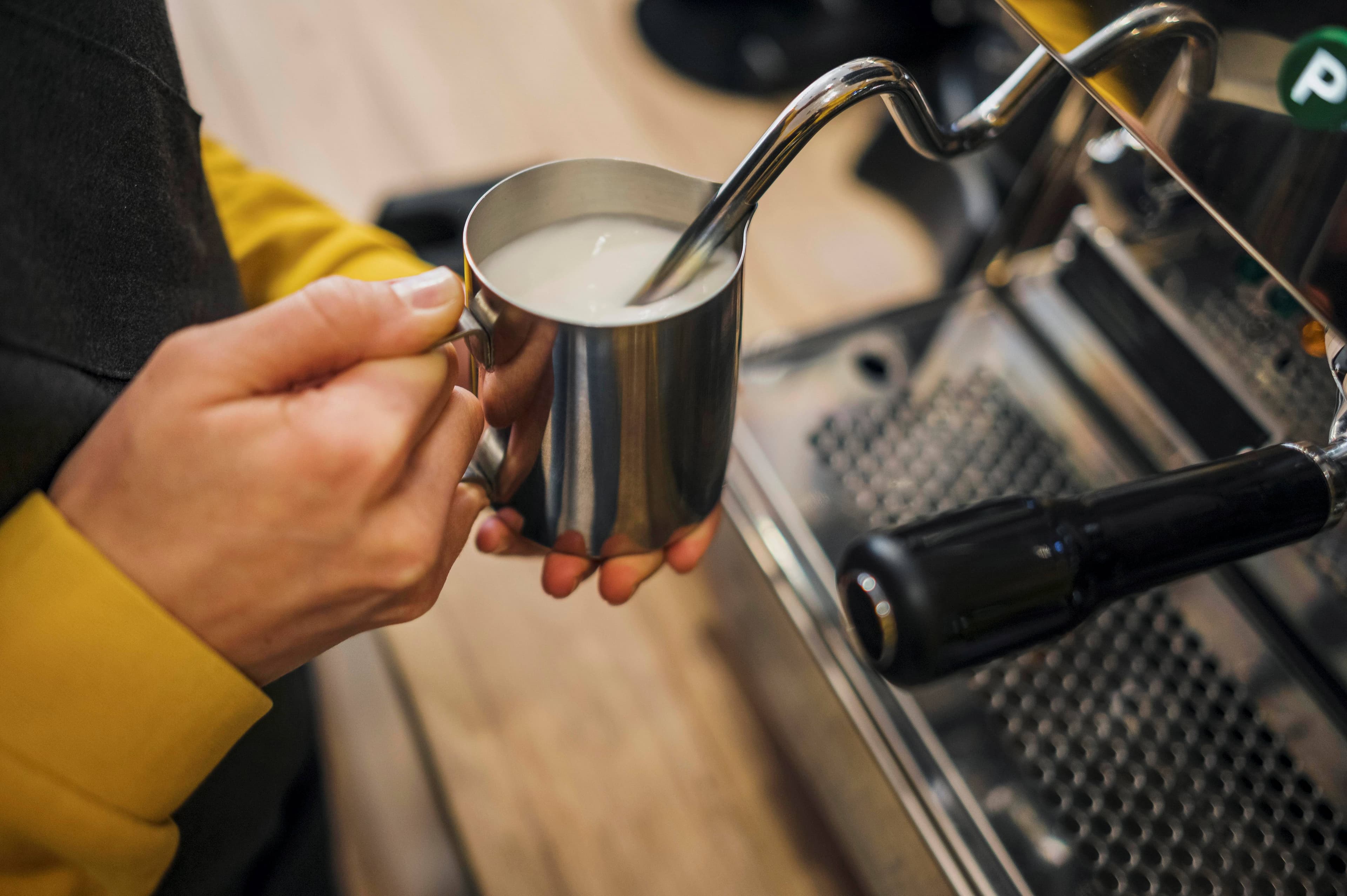 Melkopschuimer kopen: elektrisch, handmatig of stoom?
